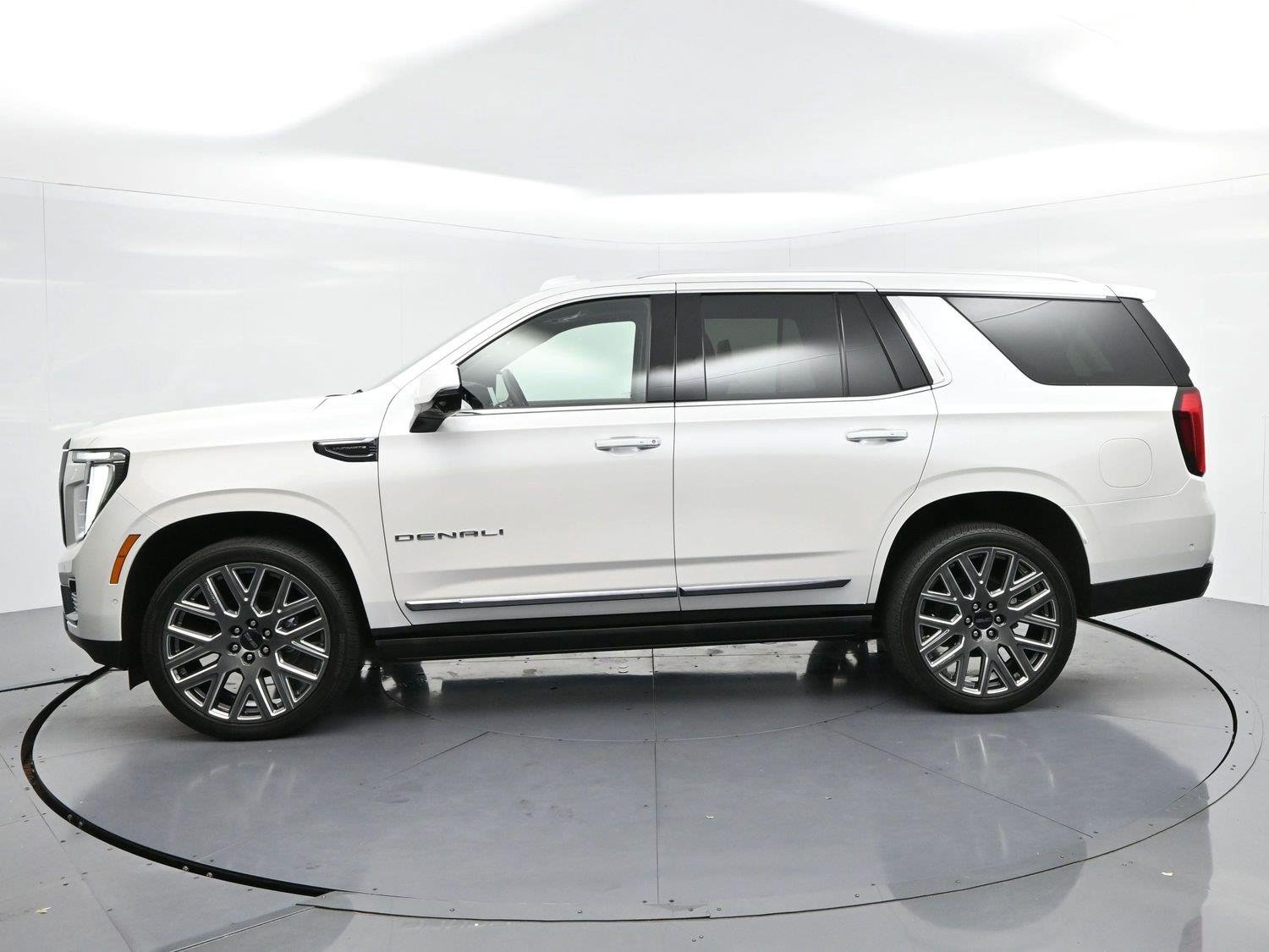Used 2025 White Frost Tricoat GMC Denali Ultimate image 4