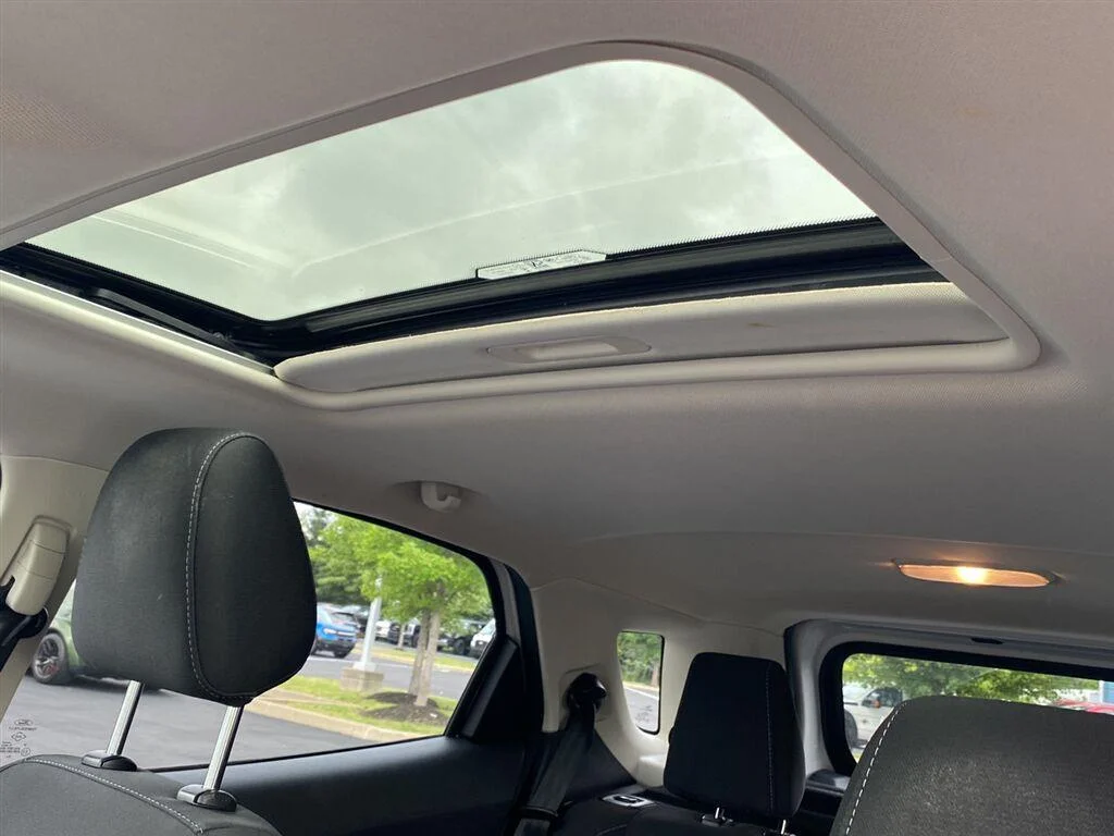 Used 2020 White Platinum Metallic Tri-Coat Ford SE image 5