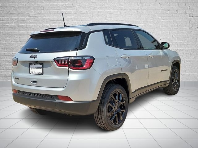 New 2026 Silver Zynith Metallic Clear-Coat Exterior Paint Jeep Latitude image 4