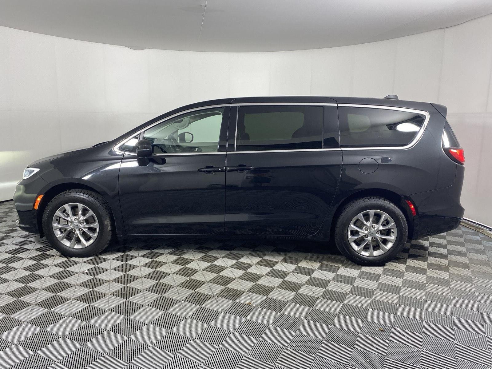 Used 2023 Brilliant Black Crystal Pearlcoat Chrysler Touring L image 4
