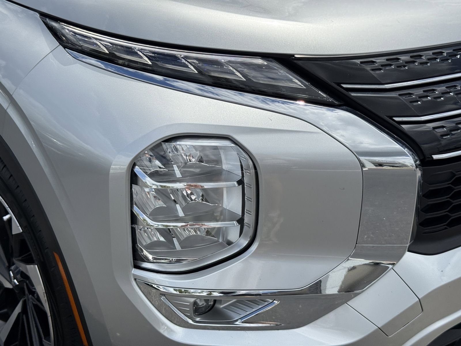 Used 2024 Alloy Silver Metallic Mitsubishi SE image 9