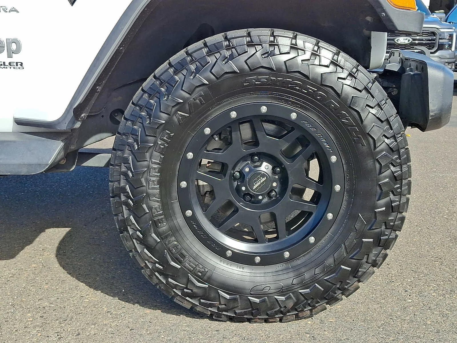 Used 2020 Bright White Clearcoat Jeep Sahara image 8