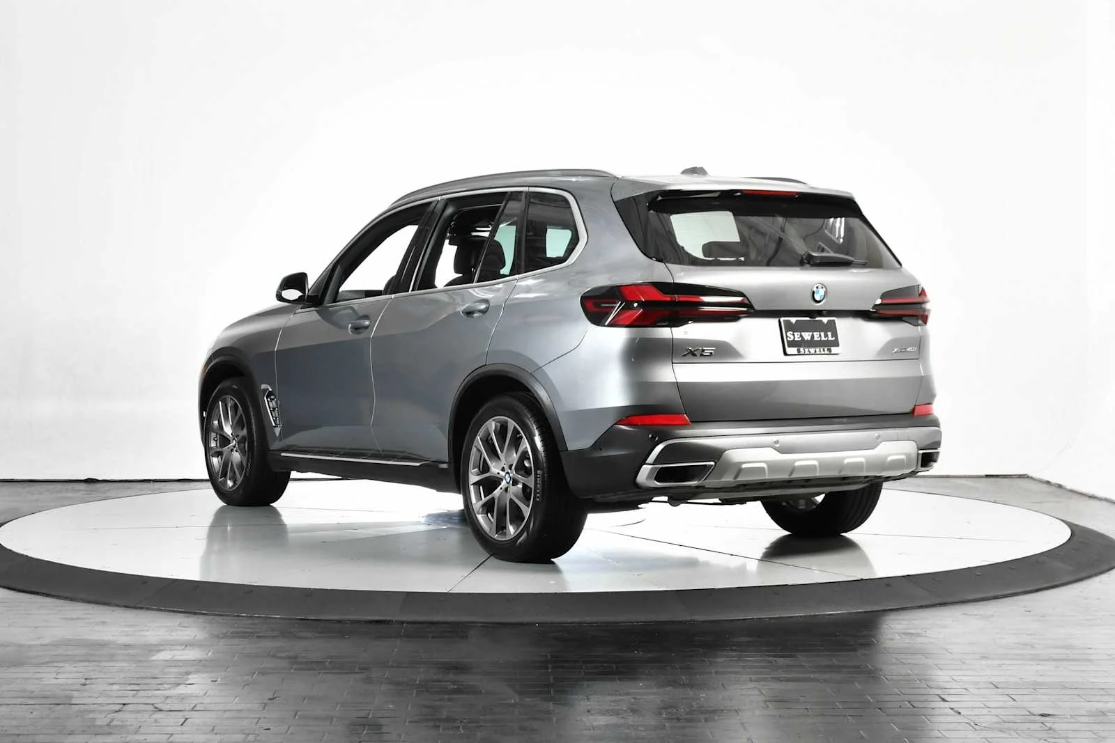 Used 2024 Skyscraper Grey Metallic BMW xDrive40i image 3