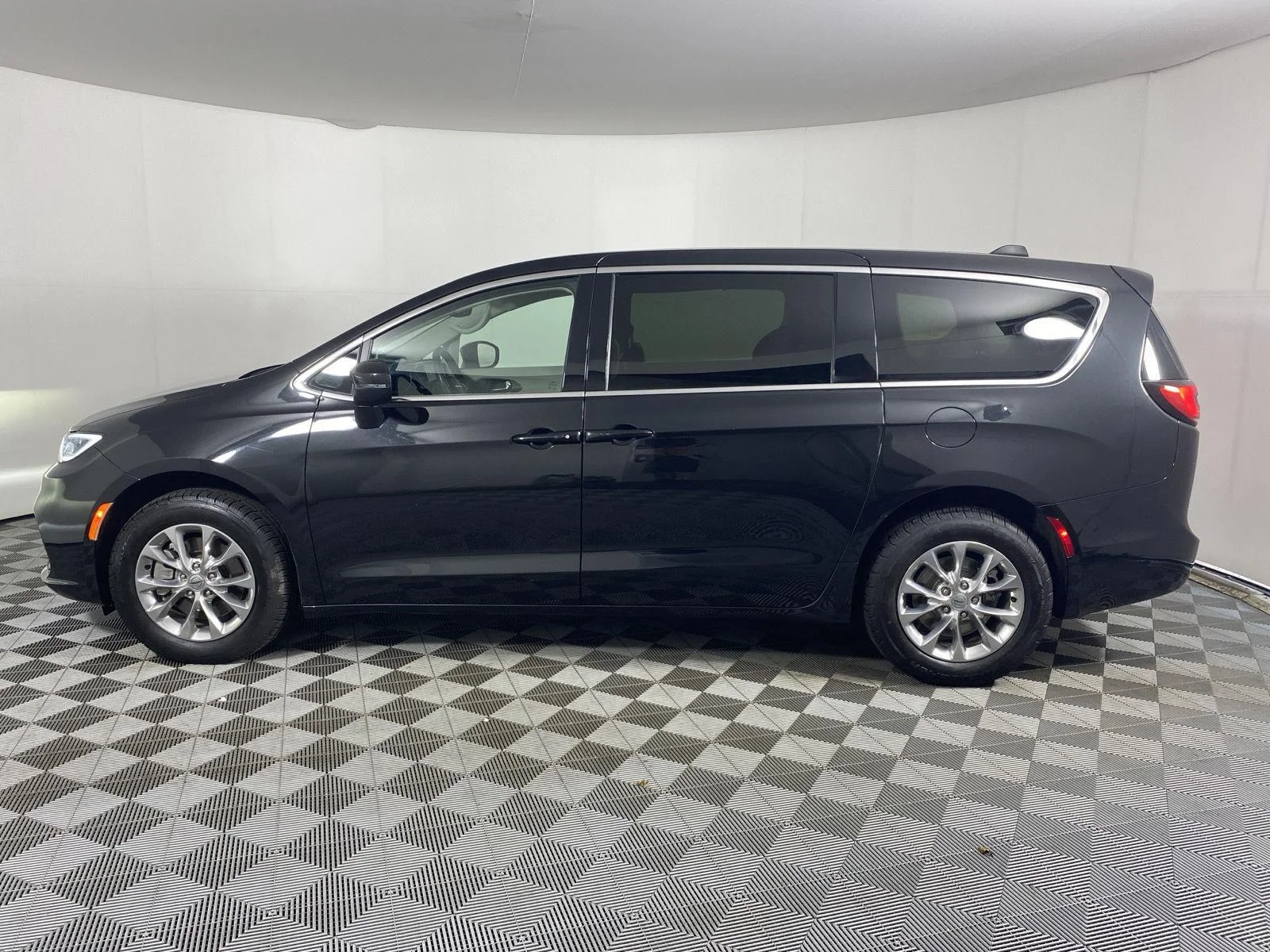 Used 2023 Brilliant Black Crystal Pearlcoat Chrysler Touring L image 4