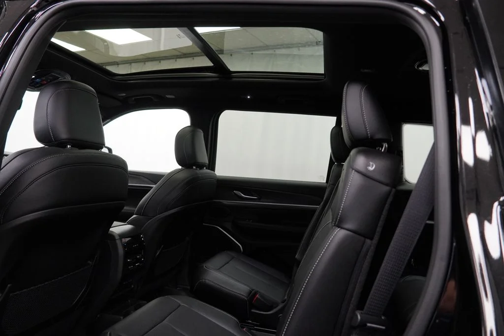 New 2026 Diamond Black Crystal Pearl-Coat Exterior Paint Jeep Limited image 19
