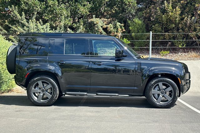 New 2026 Santorini Black Land Rover X-Dynamic SE image 6