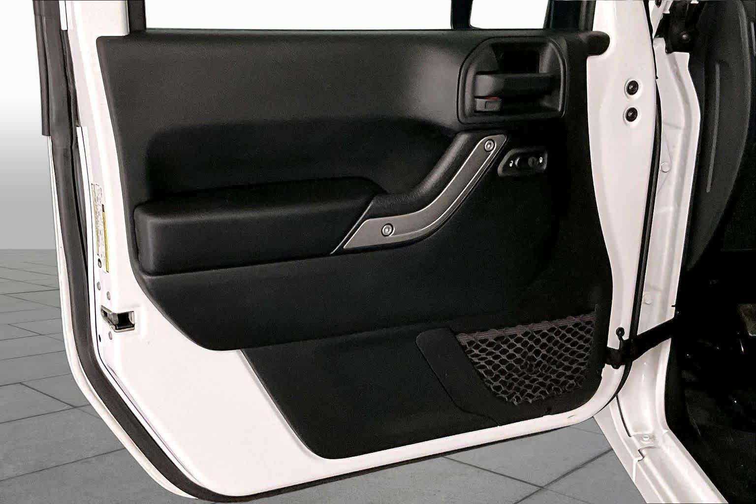 Used 2018 Bright White Clearcoat Jeep Sport S image 22