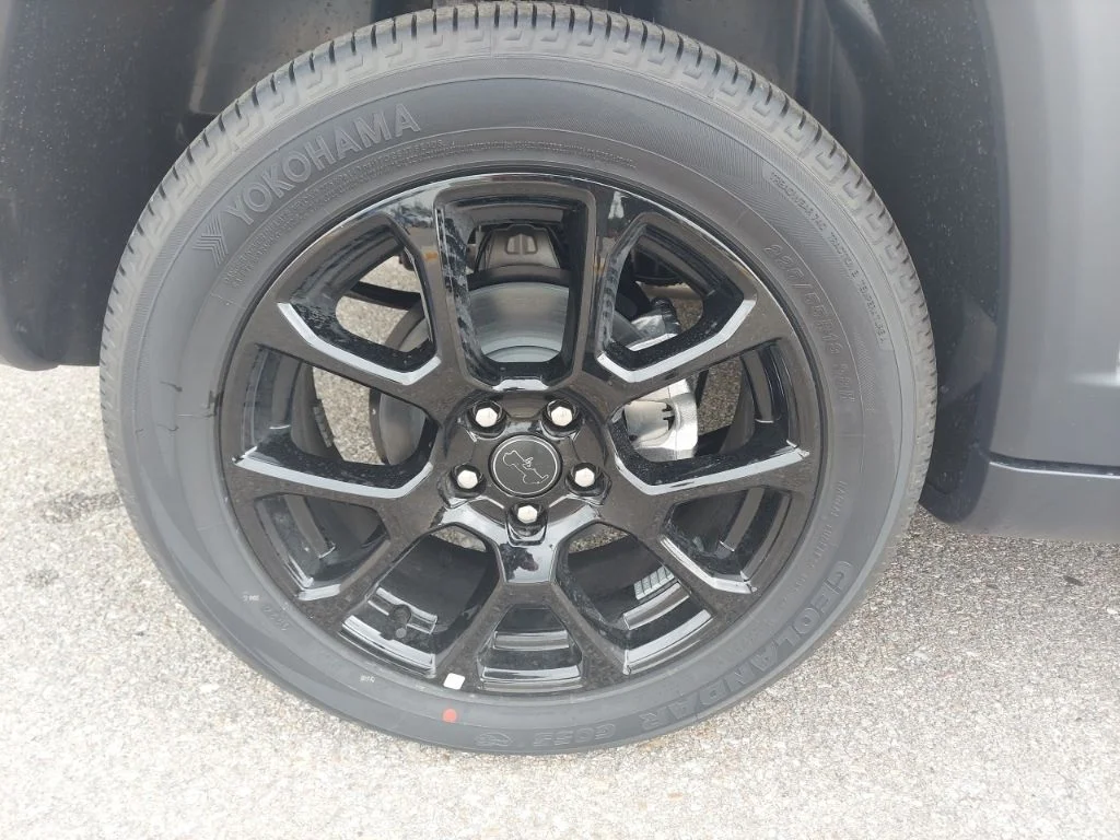 New 2026 Silver Zynith Metallic Clearcoat Jeep Latitude image 9