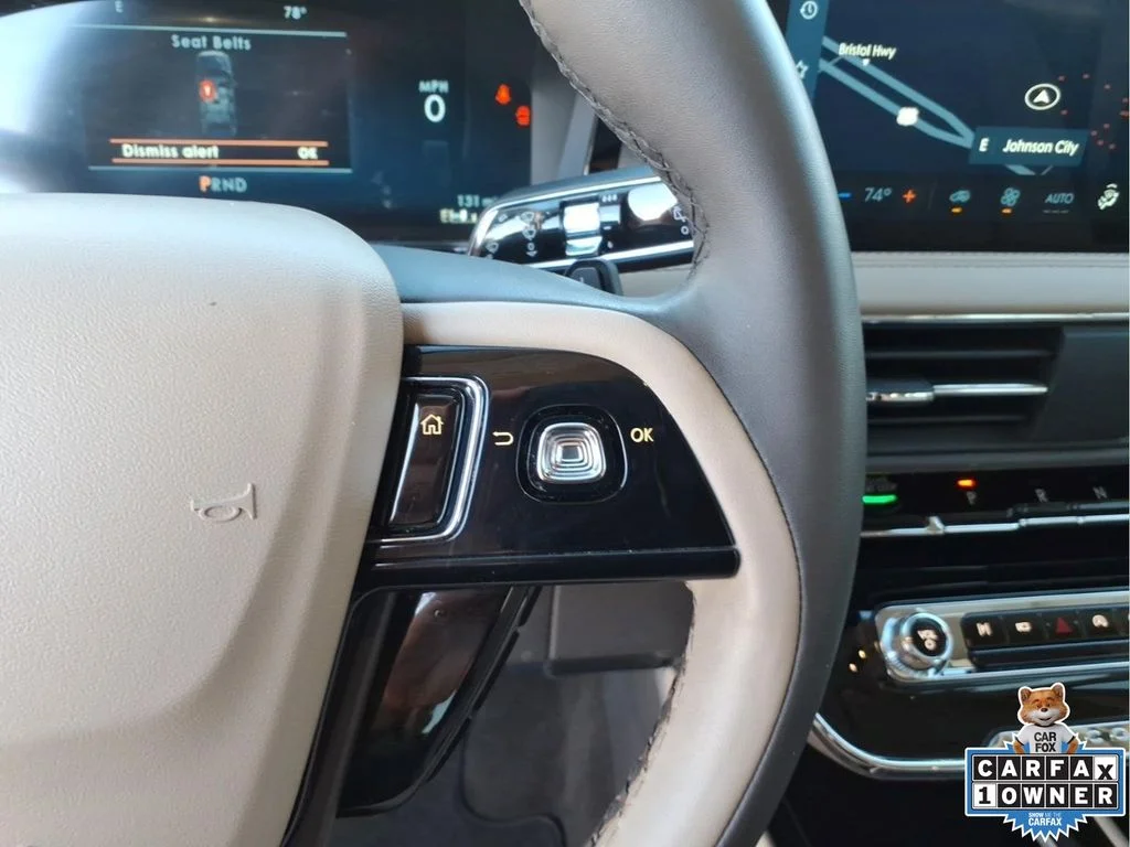 Used 2023 White Lincoln Standard image 24