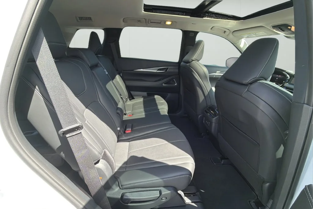 New 2027 RADIANT WHITE INFINITI Luxe FWD image 12