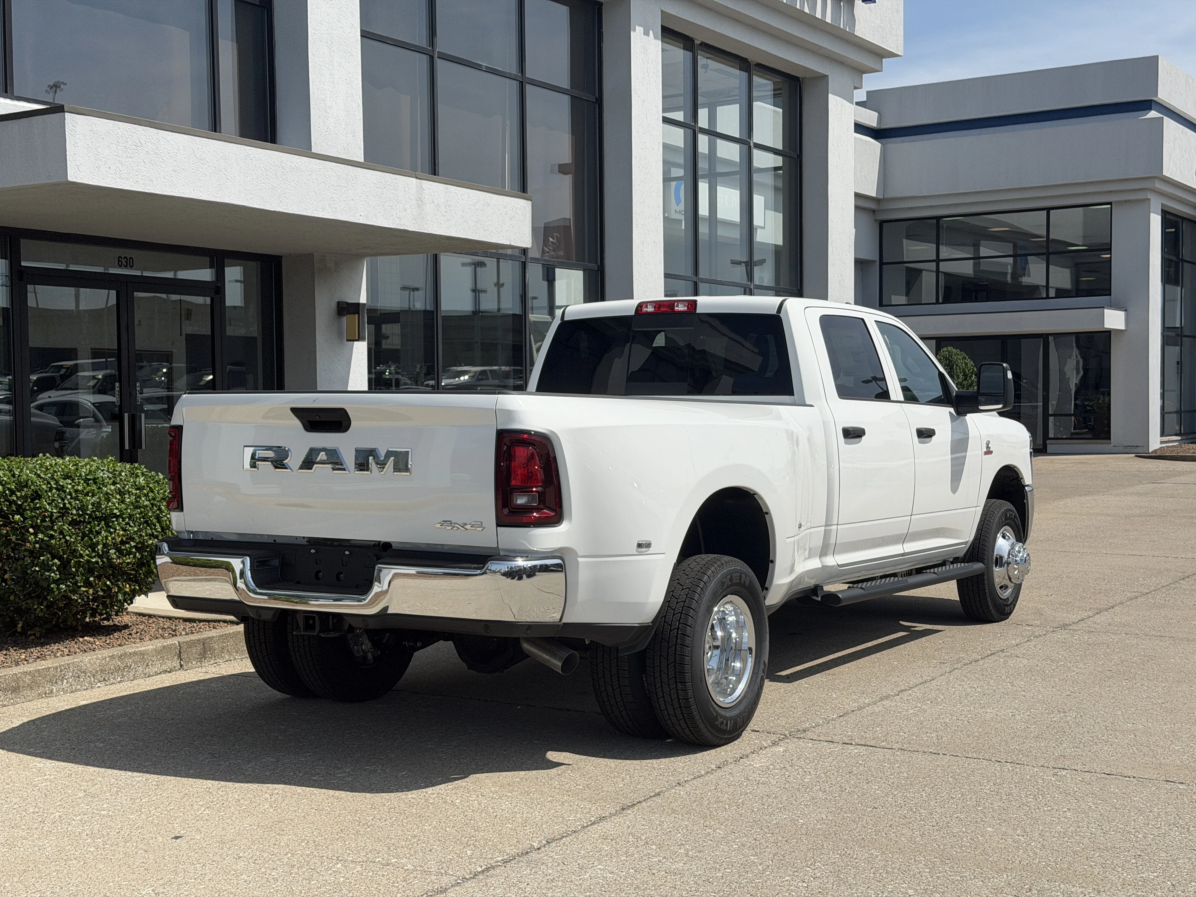 New 2026 Bright White Clear-Coat Exterior Paint RAM Tradesman image 4