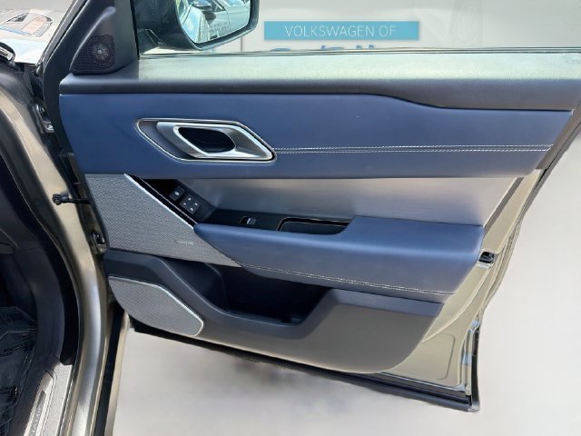 Used 2019 Silicon Silver Premium Metallic Land Rover R-Dynamic HSE image 34
