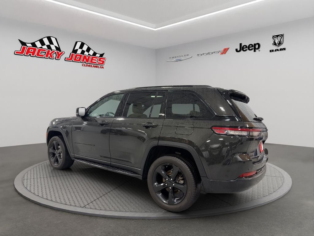 Used 2024 Rocky Mountain Pearlcoat Jeep Limited image 7