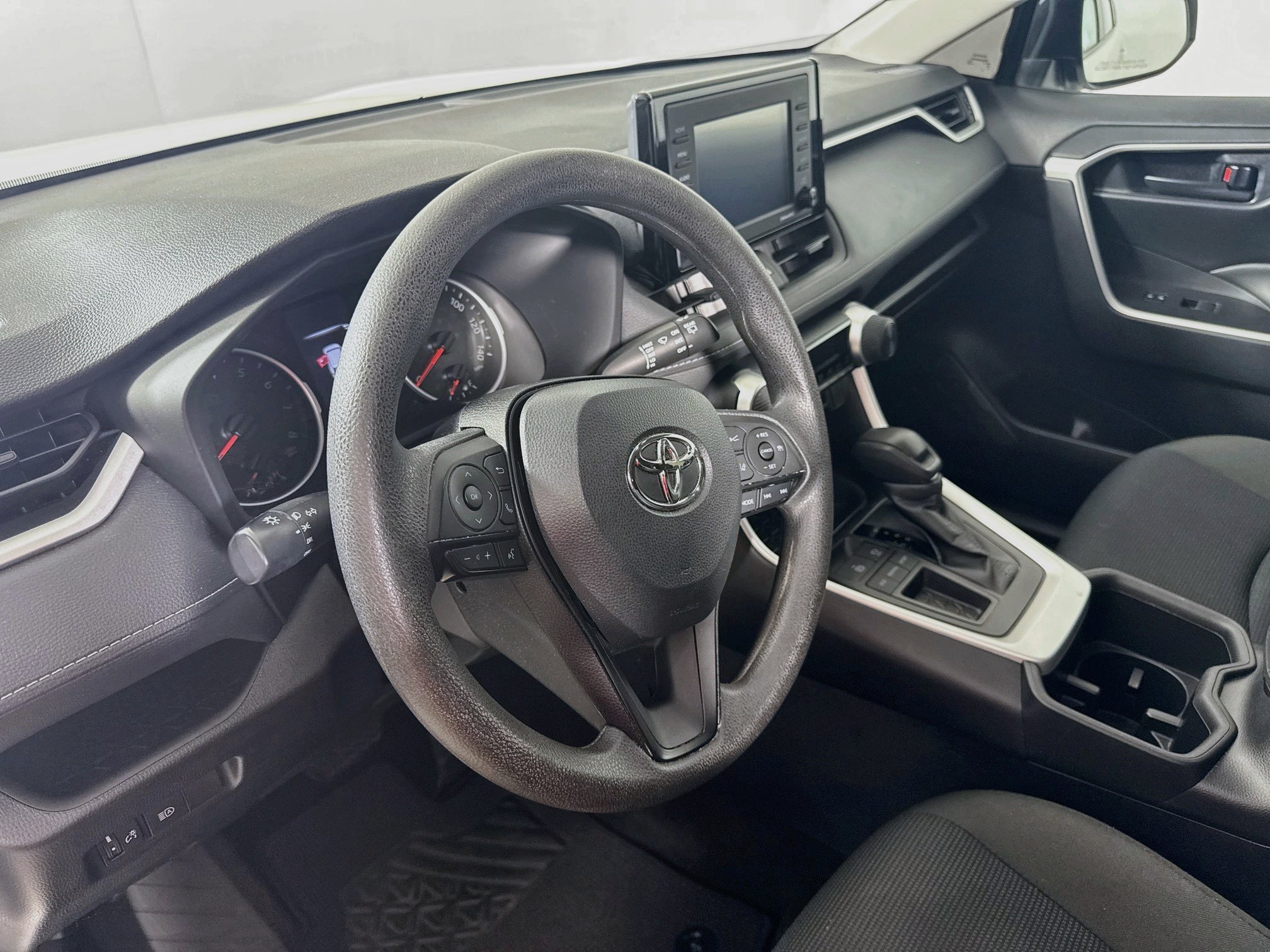 Used 2022 White Toyota LE image 9
