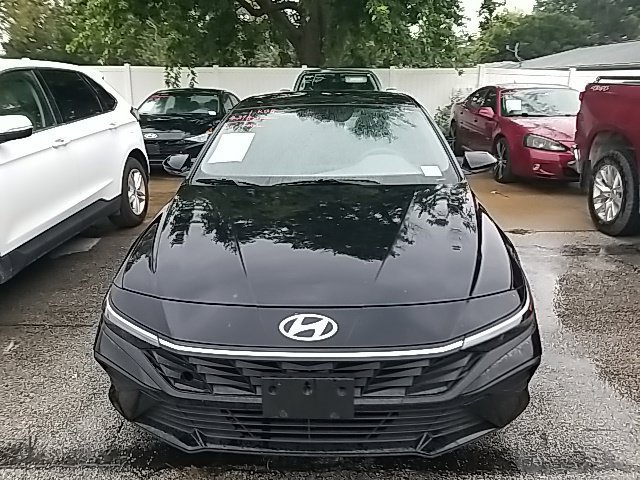 Used 2025 Black Hyundai SE image 8