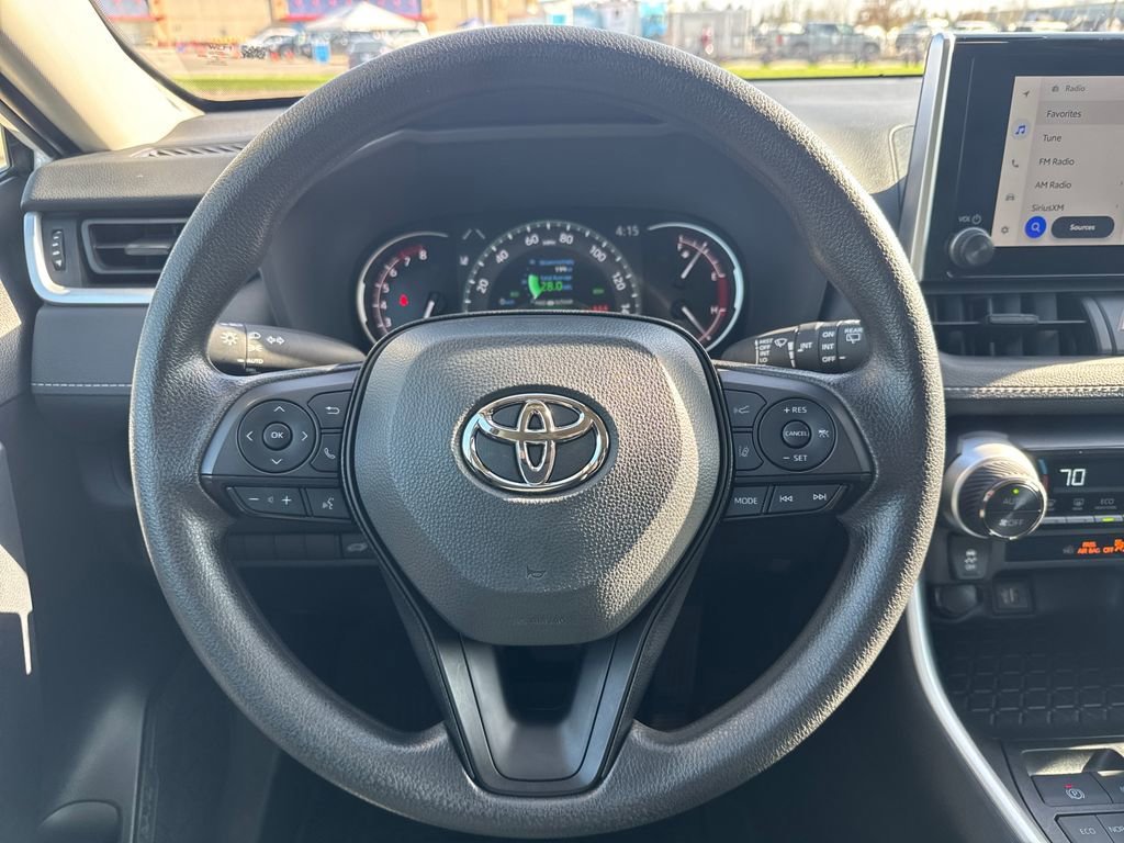 2025 Toyota RAV4 XLE - Photo 19
