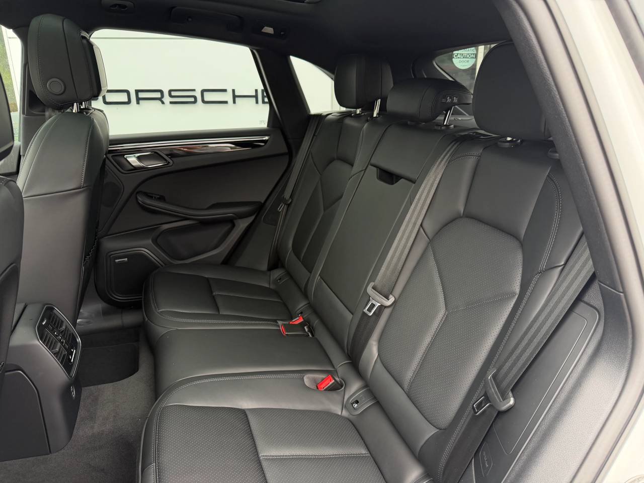 2026 Porsche Macan T - Photo 16
