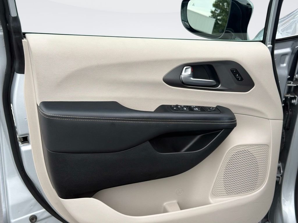 Used 2024 Silver Chrysler Touring L image 13