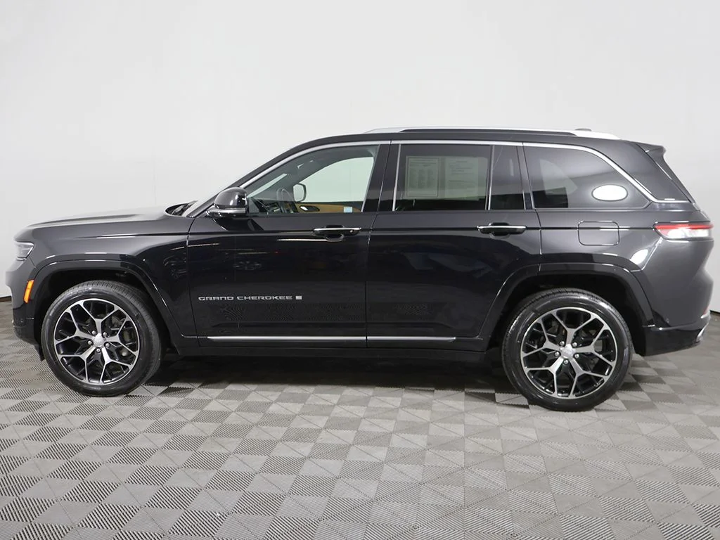 Used 2023 Diamond Black Jeep Summit Reserve image 21