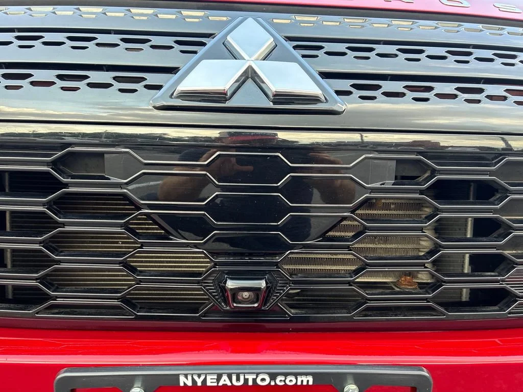 Used 2024  Mitsubishi SE image 28