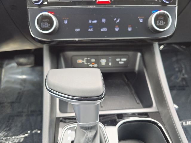 Used 2025 White Hyundai SEL Convenience image 18