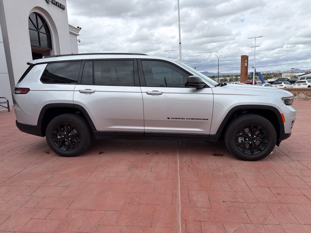 Used 2025 Silver Jeep Altitude X image 9