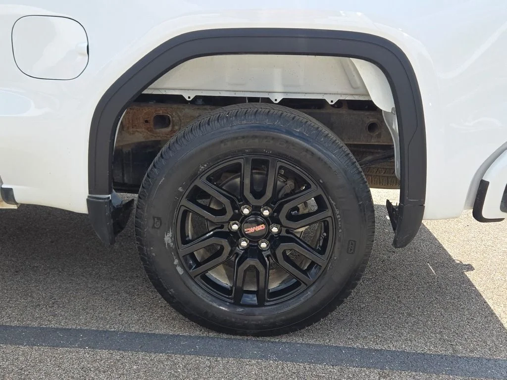 Used 2024 White GMC Elevation image 17