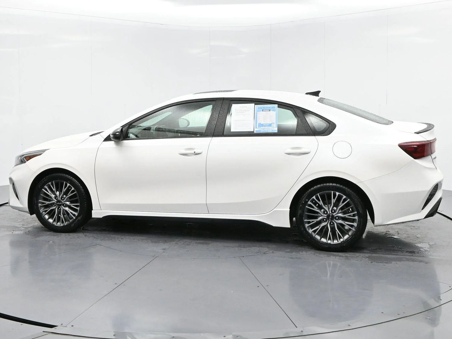 Used 2022 Snow White Pearl Kia GT-Line image 4