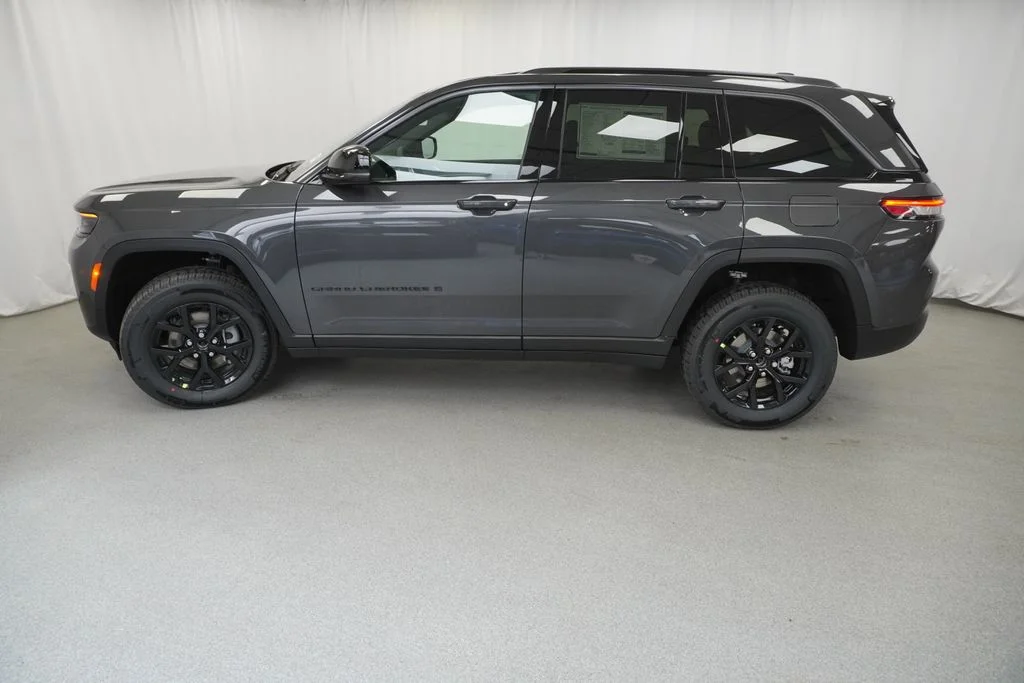 New 2026 Baltic Gray Metallic Clear-Coat Exterior Paint Jeep Altitude image 14