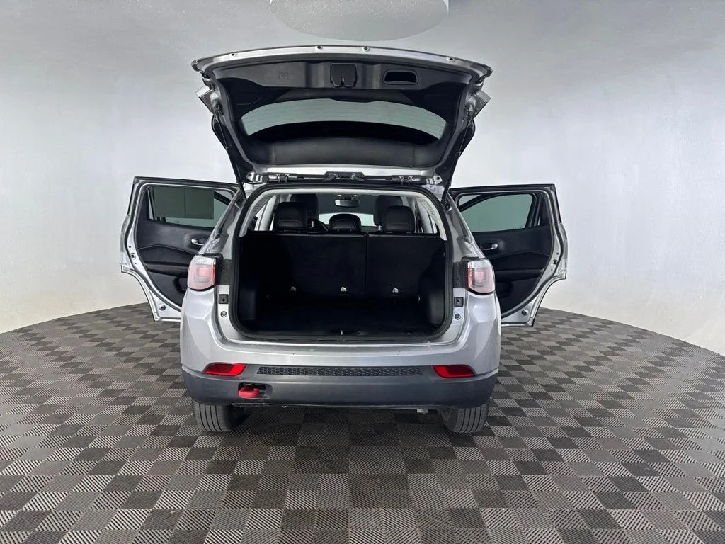 Used 2019 Silver Jeep Trailhawk image 17