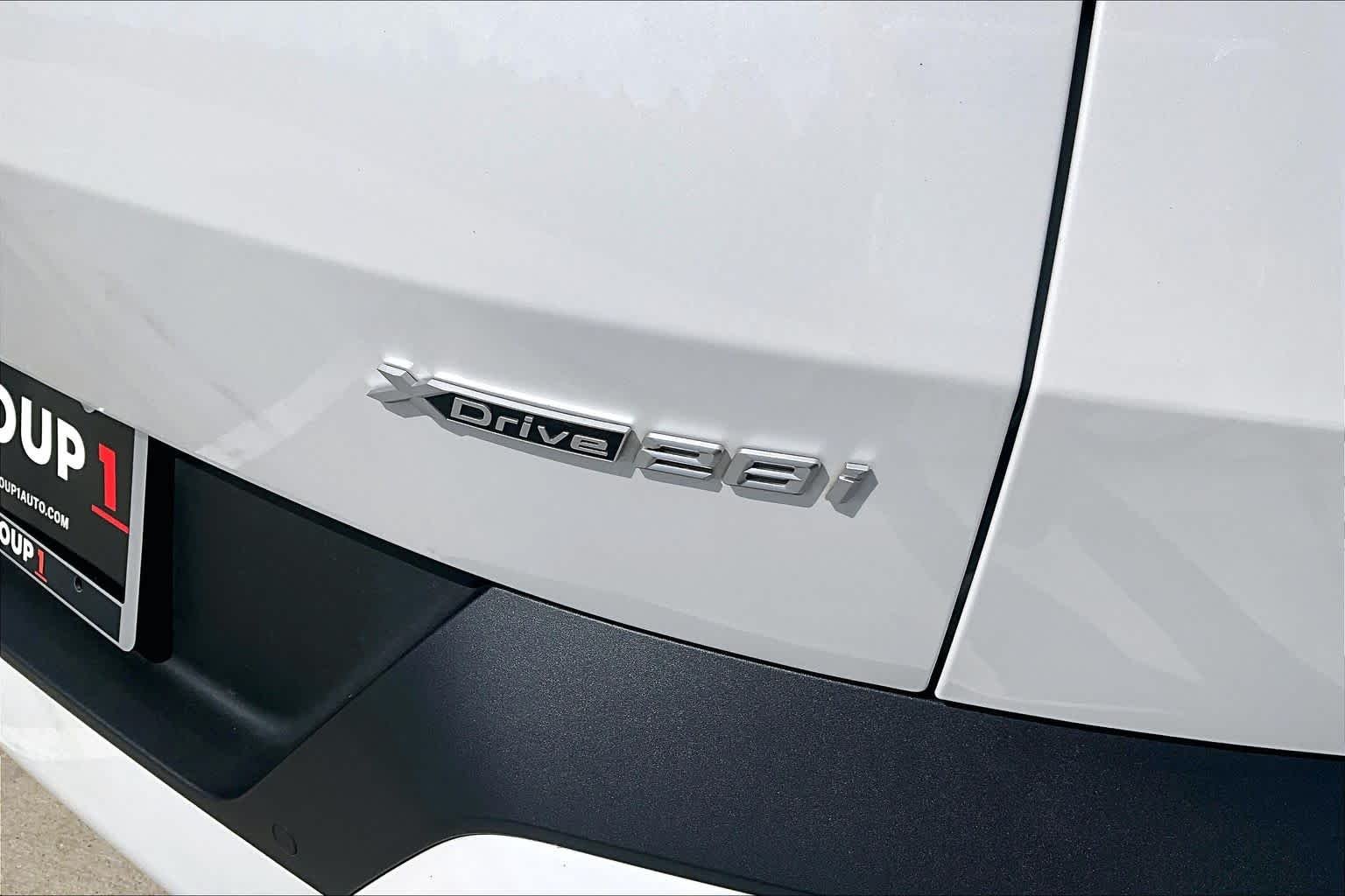 Used 2026 Mineral White Metallic BMW xDrive28i image 9