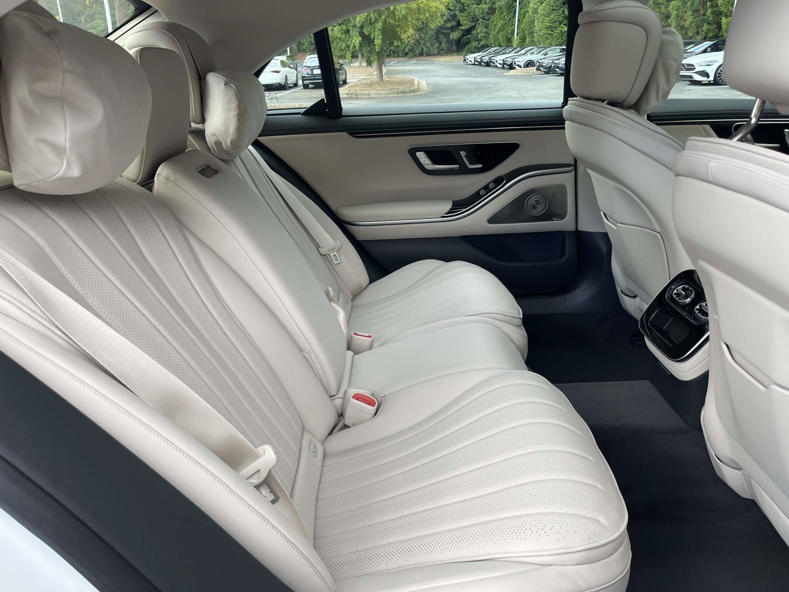 New 2027 MANUFAKTUR Moonlight White Metallic Mercedes-Benz S 500 4MATIC® Sedan image 42