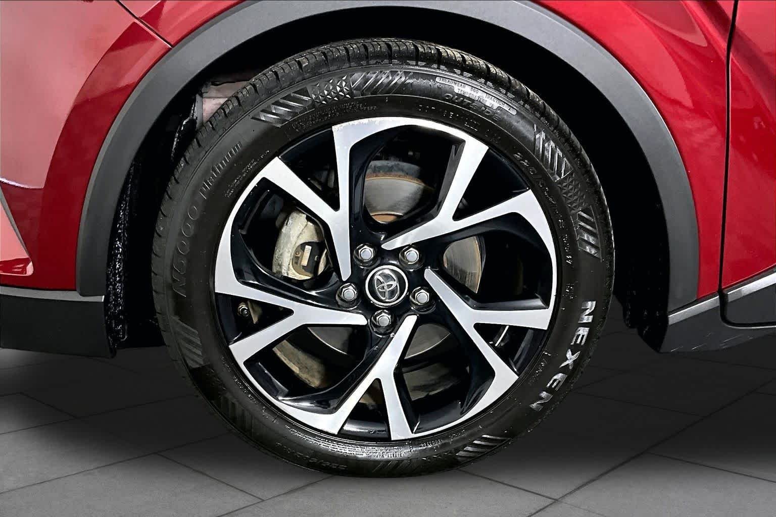 Used 2018 Iceberg/Ruby Flare Pearl Toyota XLE image 10