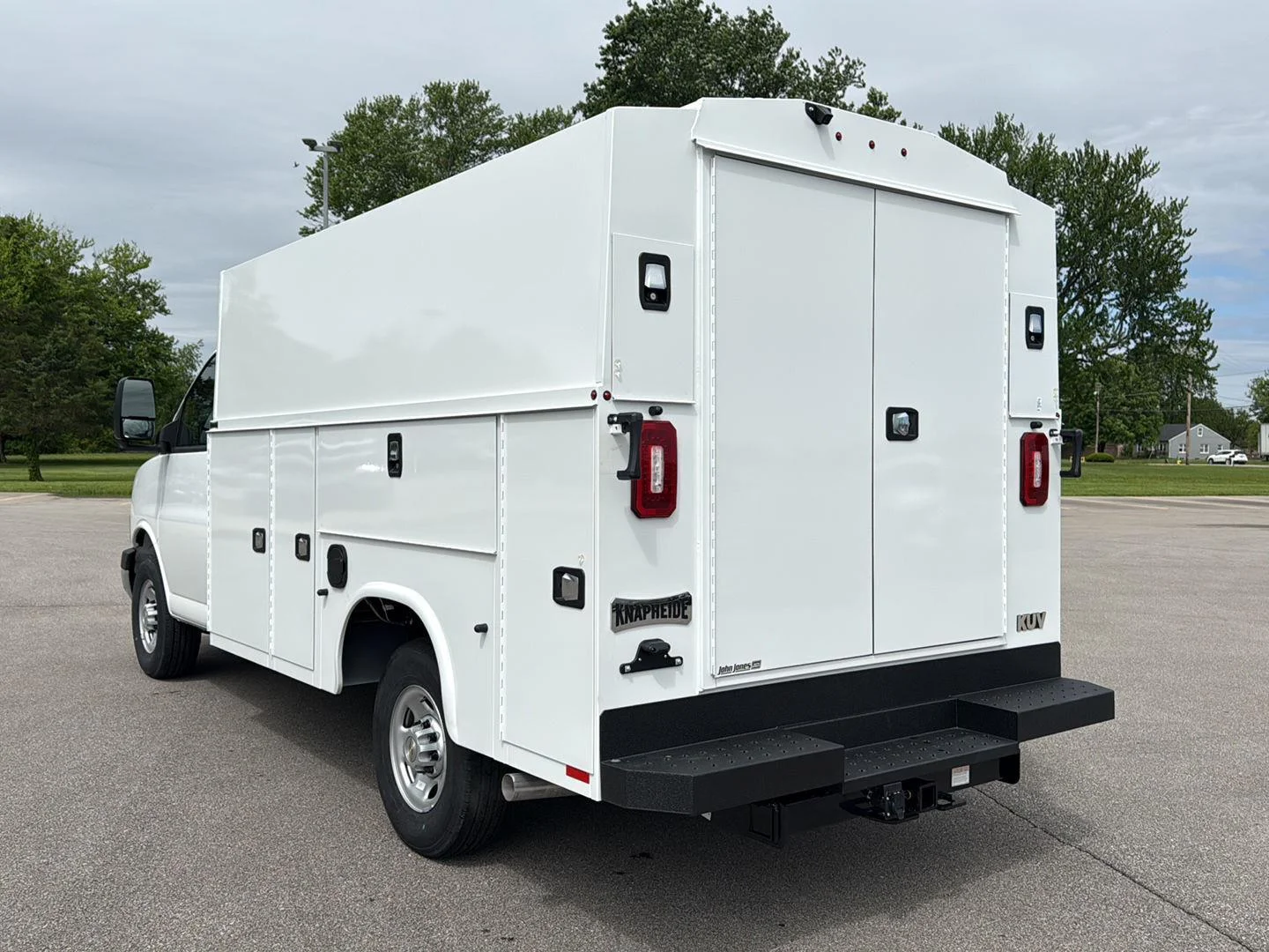 New 2026 Summit White Chevrolet 1WT image 18