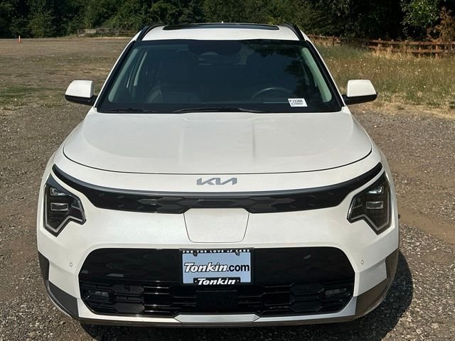 Used 2023 Snow White Pearl Kia Wave image 3