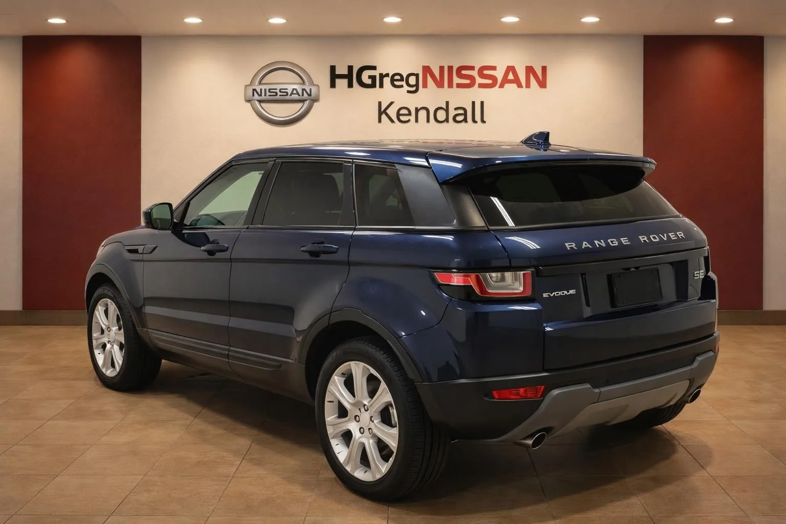 Used 2019 Blue Land Rover SE Premium image 4