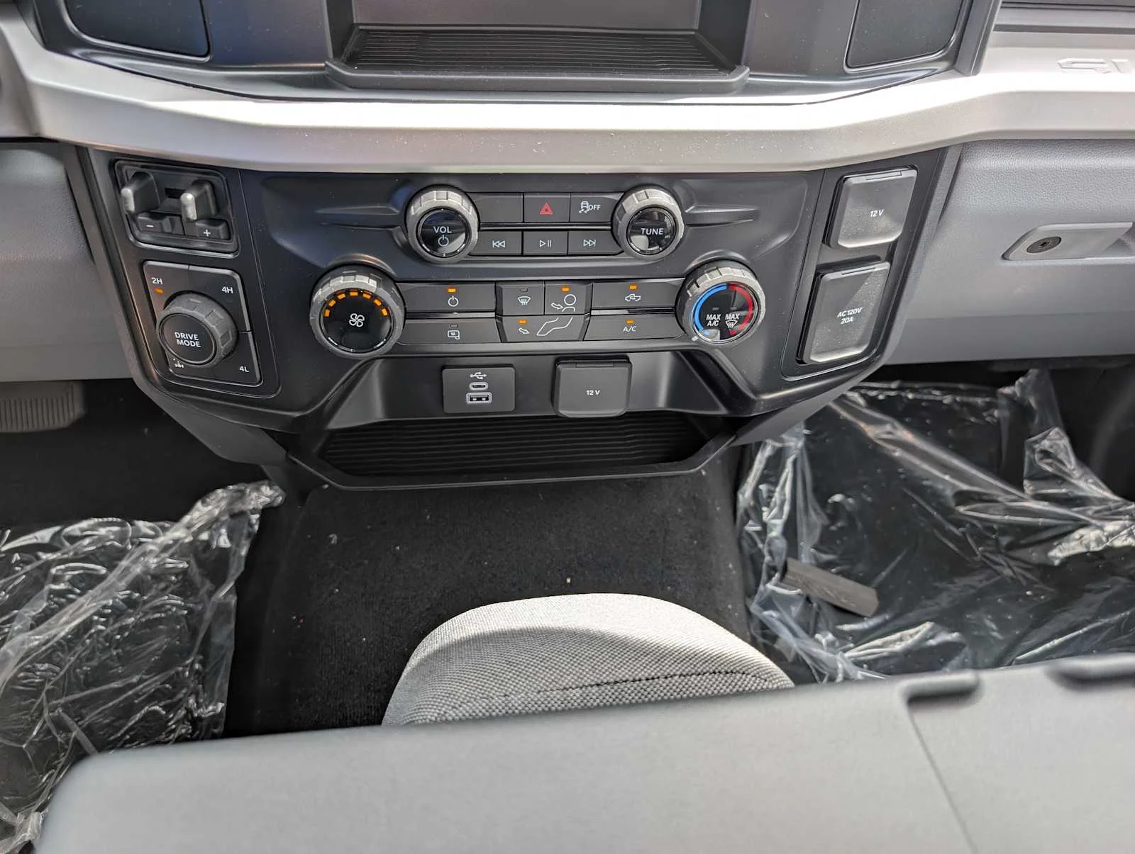 New 2026 Oxford White Ford F-250® XL image 17