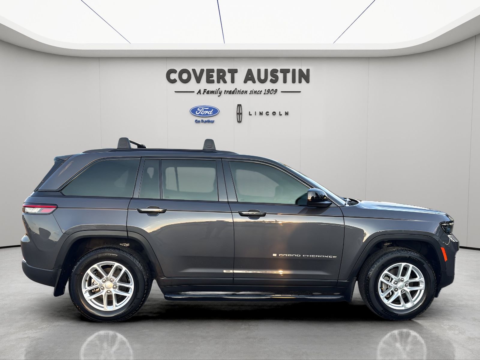 Used 2025 Gray Jeep Laredo X image 6
