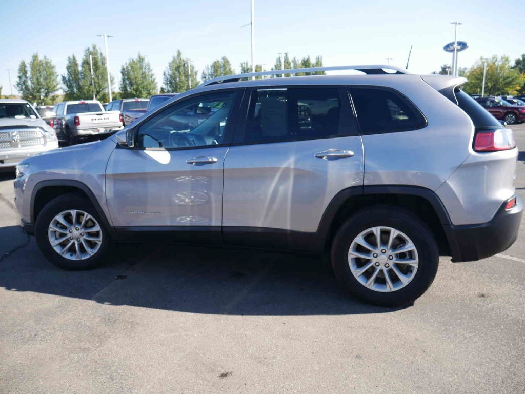 Used 2021 Silver Jeep Latitude image 14