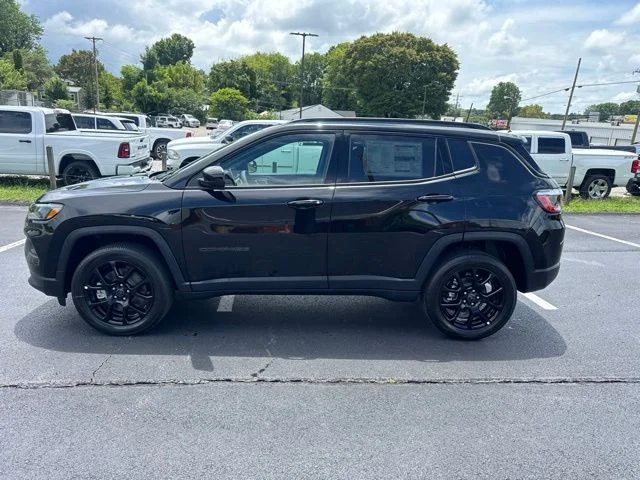 New 2026 Diamond Black Crystal Pearl-Coat Exterior Paint Jeep Latitude image 4