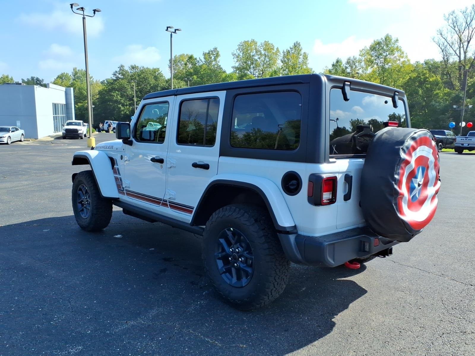 New 2026 Bright White Clear-Coat Exterior Paint Jeep 4-Door Sport image 5