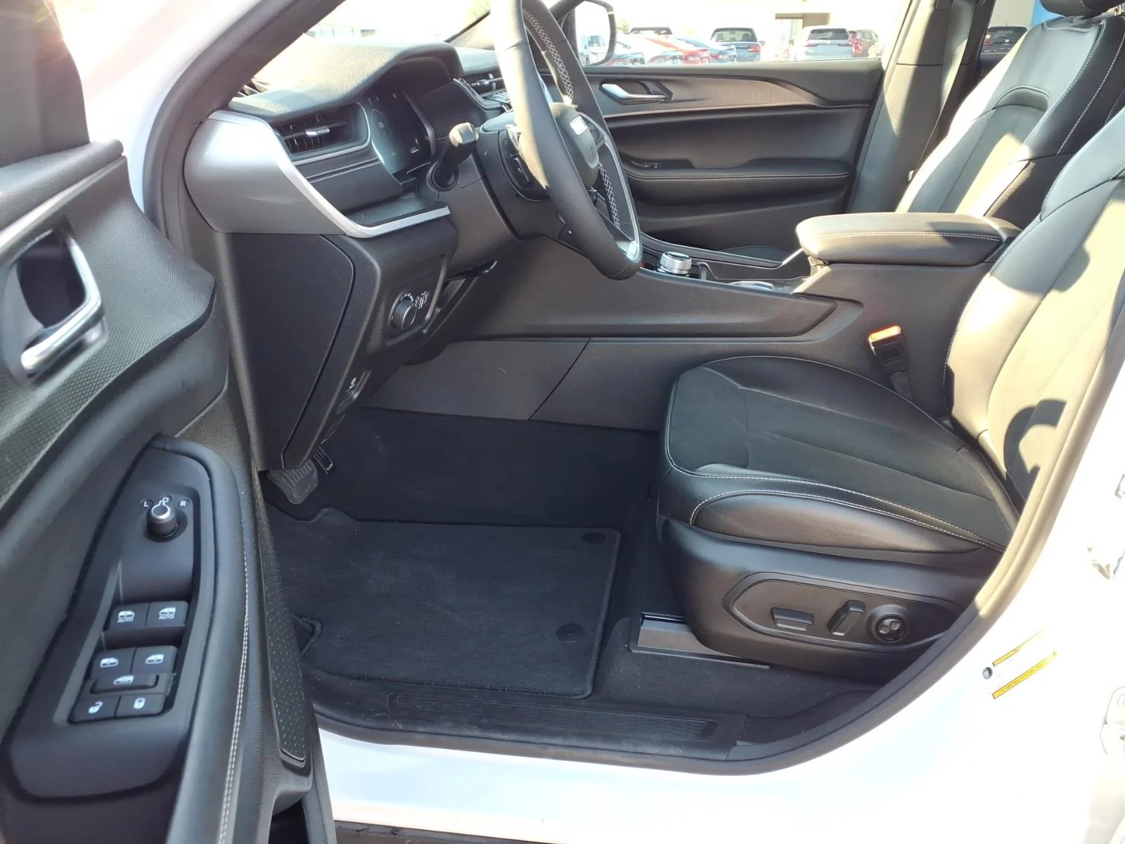 Used 2024 White Jeep Laredo image 17