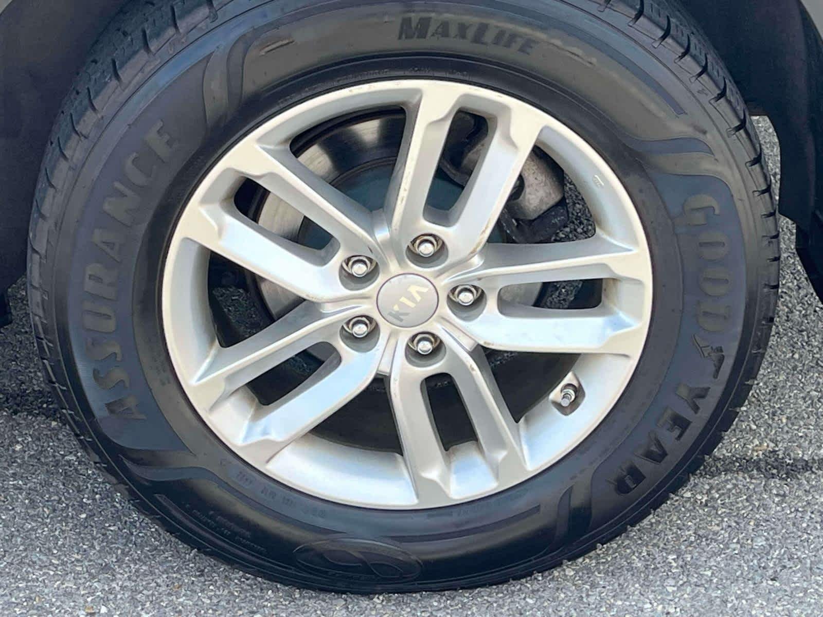 Used 2015 Bright Silver Kia LX image 18