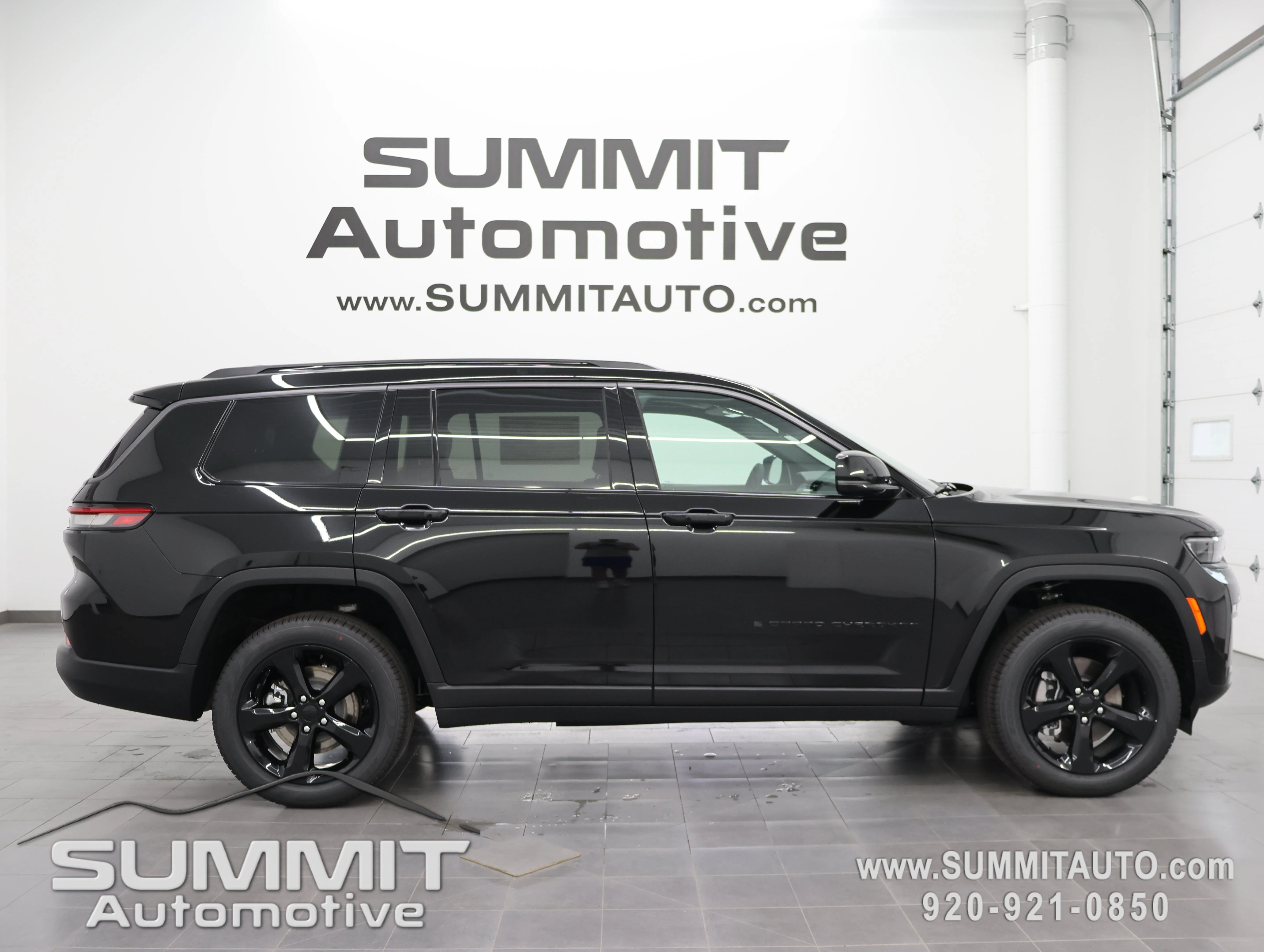 New 2026 Diamond Black Crystal Pearl-Coat Exterior Paint Jeep Limited image 1