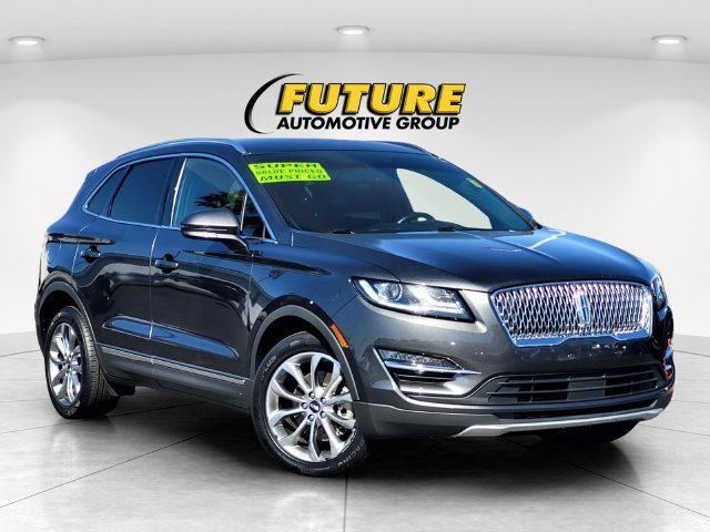 Used 2019 Gray Lincoln Select image 1