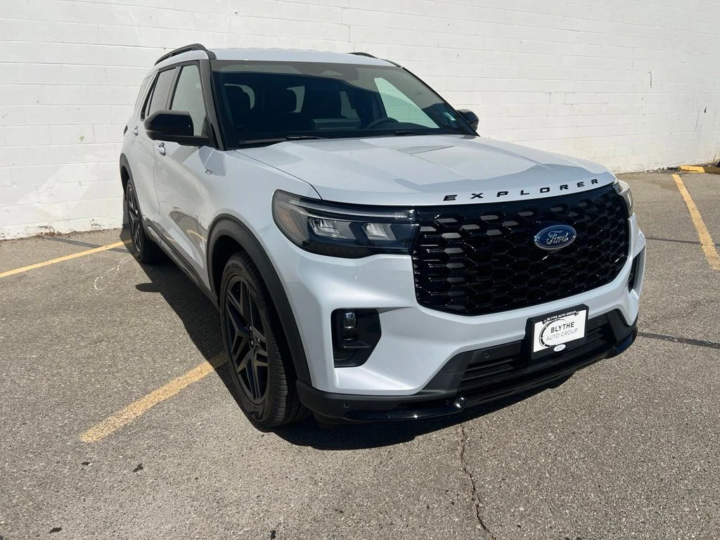 New 2026 Space White Metallic Ford ST-Line image 8