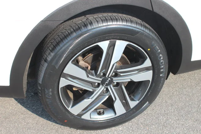 Used 2023 White Kia SX Prestige image 41