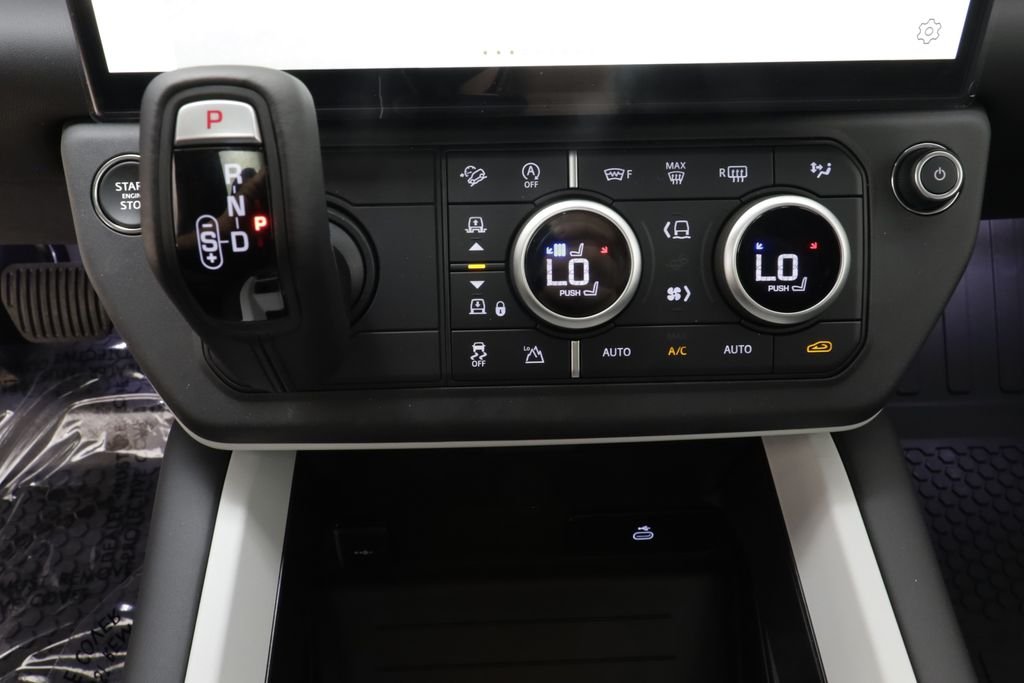 New 2026 Santorini Black LAND ROVER X-Dynamic SE image 13