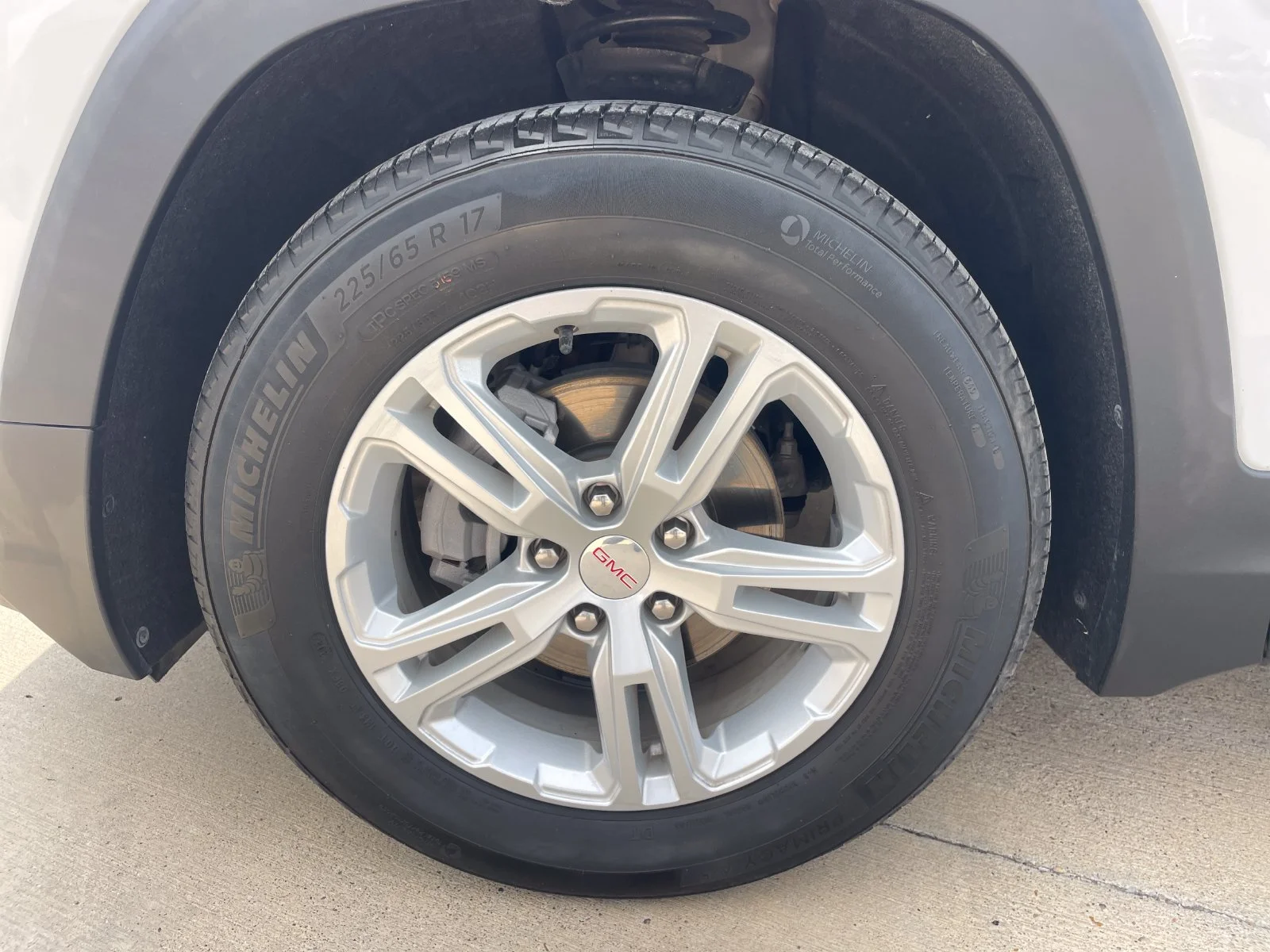 Used 2024 White GMC SLE image 27