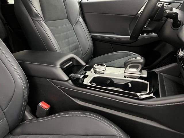 Used 2025 Moonstone Gray Metallic/Black Roof Mitsubishi SE image 13